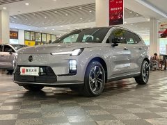 Volvo XC70 Plug-in Hybrid 2026 Two-Wheel Drive Long Range Core - ფოტო 1