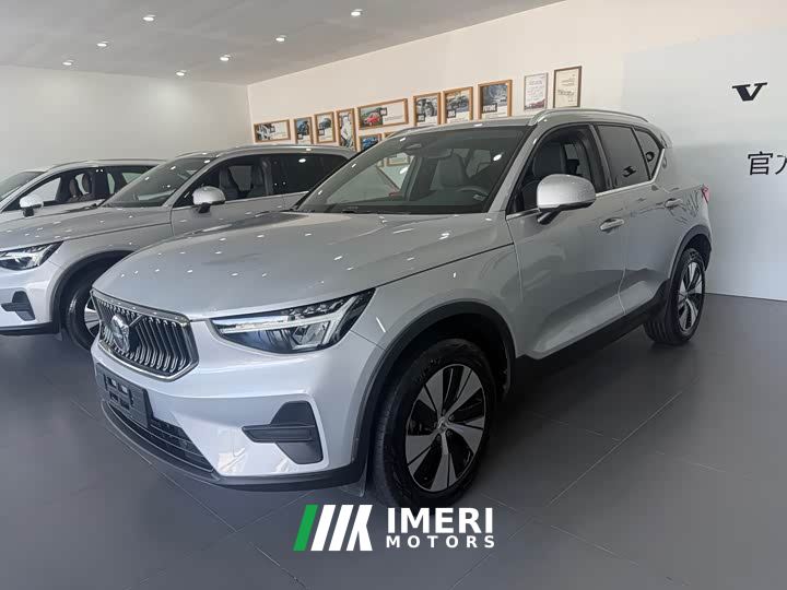 Volvo XC40 B3 Smart Remote Luxury Edition