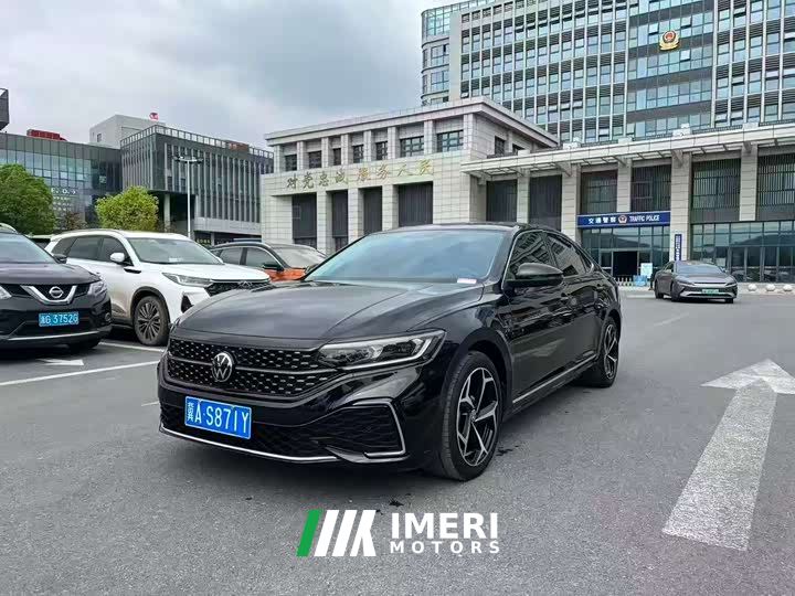 Volkswagen Passat Facelift 330TSI Starry Sky Elite