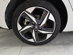 Hyundai Elantra 1.5L CVT Luxury - ფოტო 16