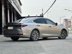 Lexus ES 300h Excellence - ფოტო 4
