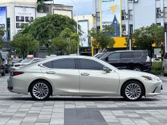 Lexus ES 300h Executive - ფოტო 16