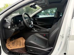Hyundai Elantra 2022 1.5L CVT Luxury - ფოტო 8