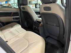 Land Rover Defender 110 P400 Dark Edition - ფოტო 11