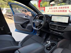Ford Focus Sedan EcoBoost 180 Automatic ST Line - ფოტო 11