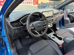 Ford Focus Sedan EcoBoost 180 Automatic ST Line - ფოტო 4