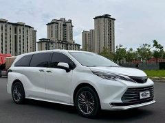 Toyota Sienna 2021 2.5L Hybrid Premium Edition - ფოტო 3