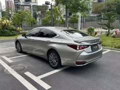 Lexus ES 300h Excellence Edition - ფოტო 7