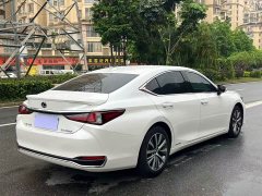 Lexus ES 300h Excellence - ფოტო 4