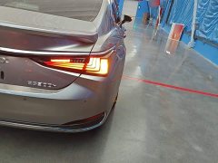 Lexus ES 300h Excellence - ფოტო 8