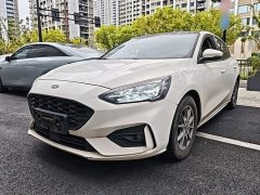 Ford Focus Hatchback EcoBoost 180 Automatic Trend - ფოტო 1