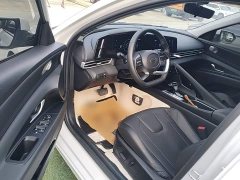 Hyundai Elantra 1.5L CVT Luxury - ფოტო 16