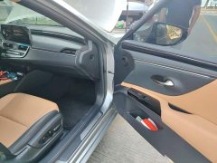 Lexus ES 200 Excellence Edition - ფოტო 18