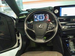 Lexus ES 200 Excellence Edition - ფოტო 3