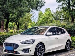Ford Focus Hatchback EcoBoost 180 Automatic ST Line - ფოტო 1