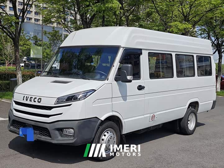 Iveco Daily 2023 2.5T V40 Box Truck Long Wheelbase Mid-Roof Dual Wheels Side Sliding Door 2-3 Seater - ავტომობილი ჩინეთიდან