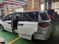 Honda Odyssey 2.0L e:HEV Luxury - ფოტო 10