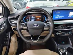 Ford Focus Sedan EcoBoost 180 Automatic Trend - ფოტო 11