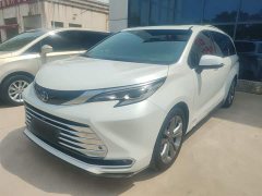 Toyota Sienna 2.5L Hybrid Platinum Edition - фото 1