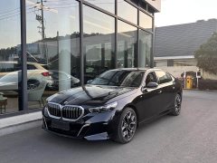 BMW 5 Series 530Li Luxury M Sport Package - ფოტო 1