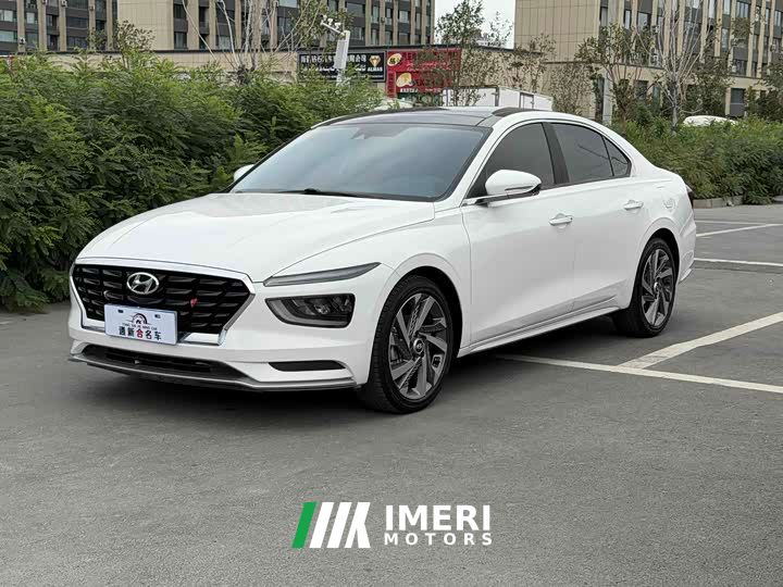 Hyundai Mistra 1.8L CVT LUX Luxury Edition