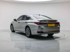 Lexus ES 300h Excellence Edition - ფოტო 6