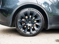 Tesla Model Y Rear-Wheel Drive - ფოტო 17