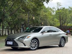 Lexus ES 200 Excellence Edition - ფოტო 1