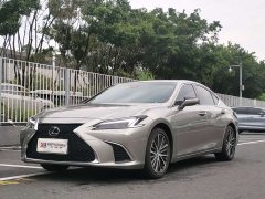 Lexus ES 300h Premium Edition - ფოტო 1