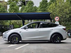 Tesla Model Y Standard Range RWD - ფოტო 4