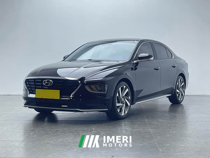 Hyundai Mistra 1.8L CVT LUX Luxury Edition