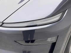 Tesla Model Y Rear-Wheel Drive - ფოტო 18