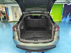 Tesla Model Y Rear-Wheel Drive - ფოტო 18