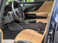 Lexus ES 300h Excellence - ფოტო 16