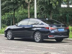 Lexus ES 300h Excellence - ფოტო 4