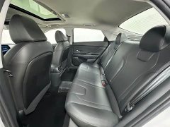 Hyundai Elantra 1.5L CVT Luxury - ფოტო 14