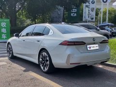 BMW 5 Series 530Li Luxury M Sport Package - ფოტო 4