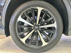 Toyota Crown Venza 2.5L HEV AWD Luxury - ფოტო 16