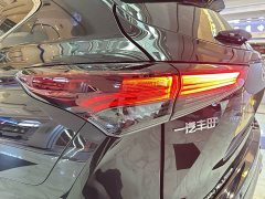 Toyota Crown Venza 2.5L HEV AWD Luxury - ფოტო 18