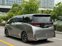 Toyota Vellfire Crown Hybrid 2.5L Executive Premier Edition - photo 6