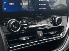 Toyota Crown Venza 2.5L HEV AWD Premium - ფოტო 17