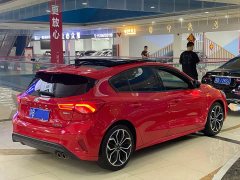 Ford Focus Hatchback EcoBoost 180 Automatic ST Line - ფოტო 3