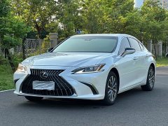 Lexus ES 200 Excellence Edition - ფოტო 1