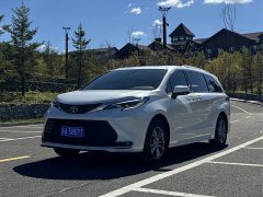 Toyota Sienna 2.5L Hybrid FWD Comfort - ფოტო 1
