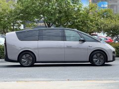 Li Auto MEGA 2025 Home Family Edition - ფოტო 17