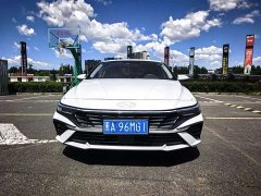 Hyundai Elantra 1.5L CVT Luxury - ფოტო 2