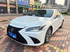 Lexus ES 300h Excellence Edition - ფოტო 1