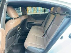Lexus ES 300h Excellence Edition - ფოტო 6