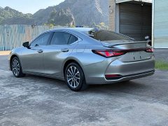 Lexus ES 300h Premium Edition - ფოტო 15