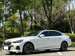 BMW 5 Series 530Li Luxury M Sport Package - ფოტო 1